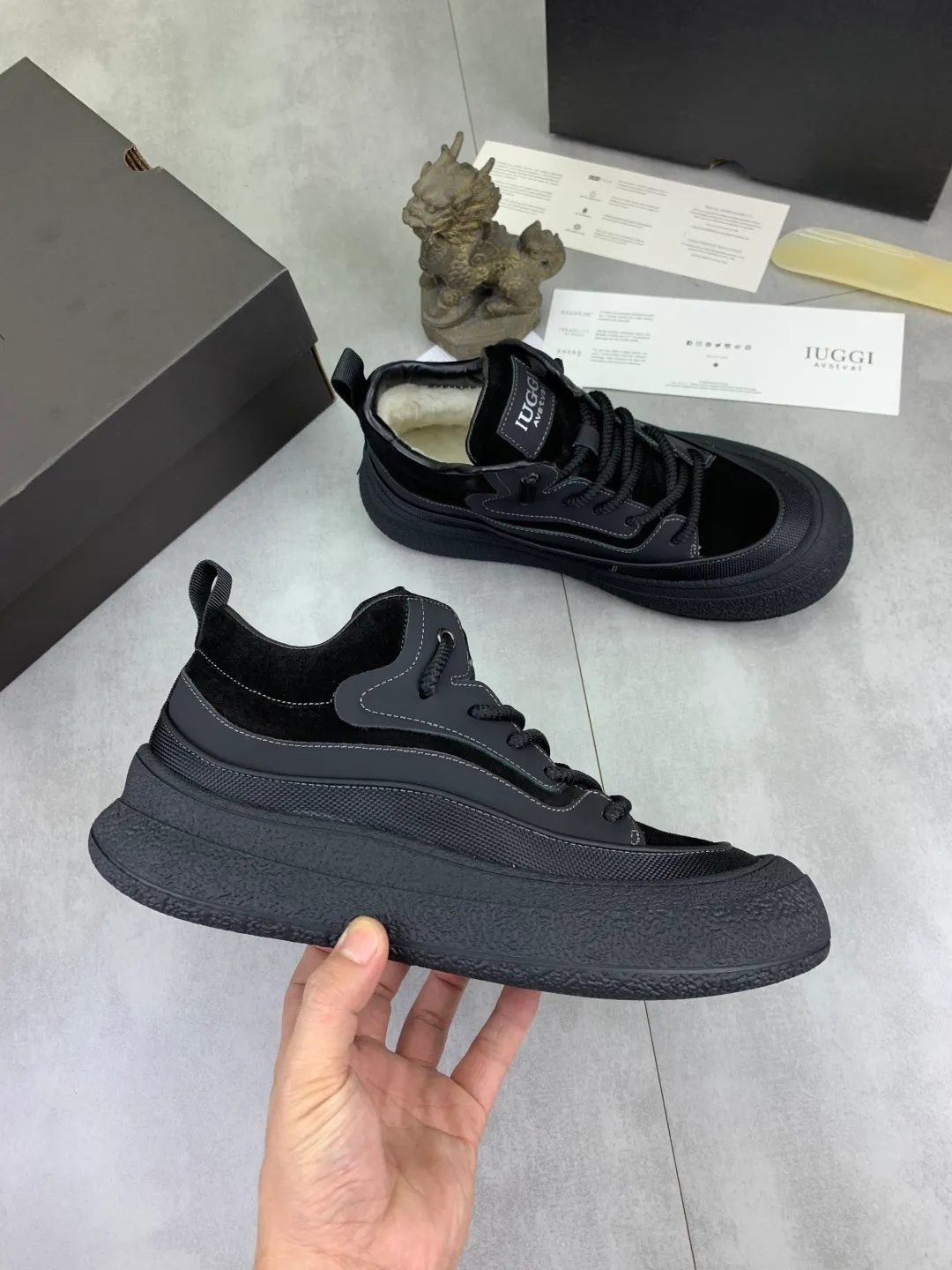 Men's shoes 💰P640 New IUGGI New New Tire Men's Shoes Real cowhide on the outside, Australian wool on the inside, light and easy to put on, brand logo, full of high-end feel, men's style! Men's style! Rarely seen in the market are retro outdoor shoes. They look great on the feet. Mainly because they are so stylish, comfortable and versatile. Color: black, gray, maroon. Size: 39-44